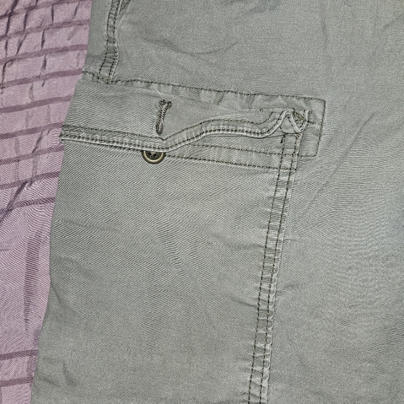 IZOD saltwater stretch mens shorts green khaki cargo style shorts - Picture 2 of 6